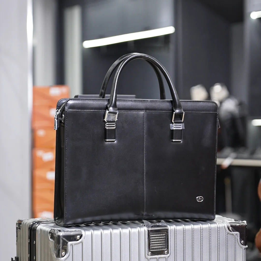 Cặp nam dáng đứng có khóa dọc da bò Taiga màu đen FTT Leather - T097TG-BL